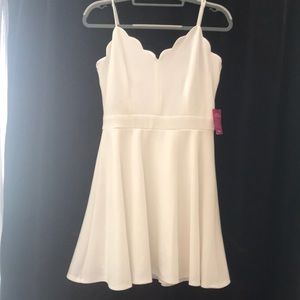 White Scalloped V neck Short coattail dress